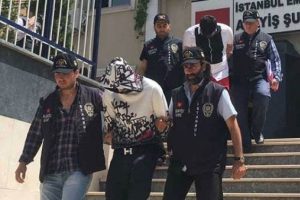 'Sokakta &ccedil;ıplak kadın koşuyor' ihbarı doğru &ccedil;ıktı!
