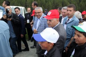 Yağmur altında doğa y&uuml;r&uuml;y&uuml;ş&uuml;ne &ccedil;ıktı
