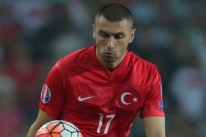 Burak Yılmaz, Fenerbah&ccedil;e doktorunun tedavisiyle turnuvaya yetişti