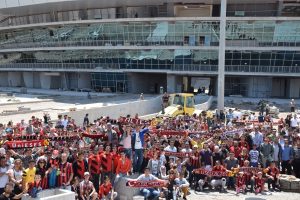 Eskişehirspor taraftarından yeni stadyuma &ccedil;ıkarma