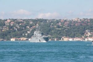 Rus savaş gemisi İstanbul Boğazı'ndan ge&ccedil;ti