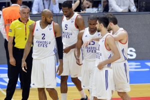 Anadolu Efes, Fenerbah&ccedil;e'yi yenerek seriyi 1-1'e getirdi