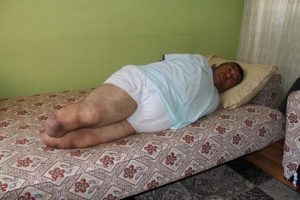 Kolları ve bacakları olmayan emekli askerin haciz isyanı