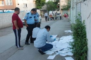 Sokak ortasında resmi evraklar bulundu