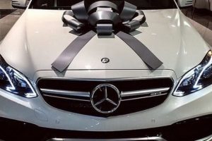 Anaokulu &ouml;ğretmenine Mercedes hediye etti