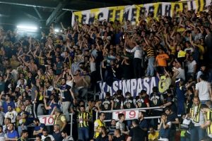 Fenerbah&ccedil;e taraftarı, Aziz Yıldırım aleyhine de tazeh&uuml;ratlarda bulundu