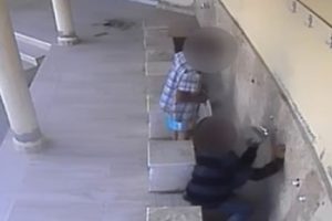 İki &ccedil;ocuk caminin musluklarını &ccedil;aldı
