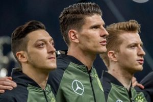Almanya'da ırk&ccedil;ı lider hedefine Mesut &Ouml;zil'i koydu