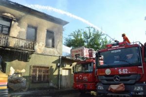 Anamur'da tarihi konak k&uuml;l oldu