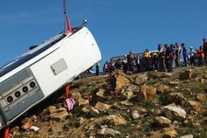 Yozgat'ta yolcu otob&uuml;s&uuml; devrildi: 3 &ouml;l&uuml;, 15 yaralı