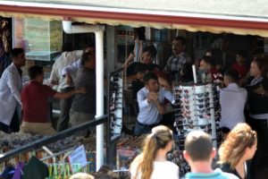 İşletme sahipleriyle turistler birbirlerine girdi