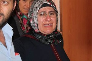&Ouml;len eşinin yerine muhtar se&ccedil;ilince g&ouml;zyaşlarına boğuldu