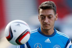 Mesut &Ouml;zil, Almanya'nın ırk&ccedil;ı partisi AFD tarafından hedef g&ouml;sterildi