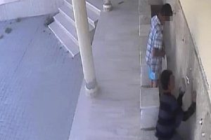 Caminin musluklarını &ccedil;alan 2 &ccedil;ocuk g&uuml;venlik kamerasına yakalandı