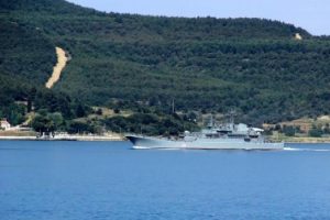 Rus savaş gemisi &Ccedil;anakkale Boğazı'ndan ge&ccedil;ti