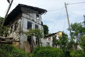 Baba mirası evi ortadan ikiye b&ouml;l&uuml;p paylaştılar