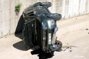 Kediye &ccedil;arpmamak i&ccedil;in otomobiliyle kanala u&ccedil;tu