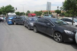 Yolcu minib&uuml;s&uuml; 5 araca &ccedil;arptı; 4 yolcu yaralı...