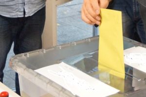 PKK'lıların şehit ettiği muhtarın mahallesinde se&ccedil;im yapıldı
