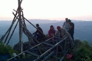 820 metre rakımlı tepeye 54 metrekarelik T&uuml;rk bayrağı