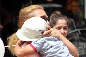 Alışverişte kaybolan 4 yaşındaki &ccedil;ocuk ailesine teslim edildi