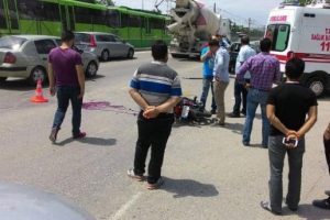 Bursa'da motosikletiyle otomobile &ccedil;arpan gen&ccedil; &ouml;ld&uuml;