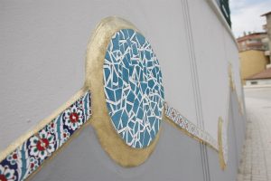 Bursa Orhangazi'de duvarlar &ccedil;ini ile s&uuml;sleniyor
