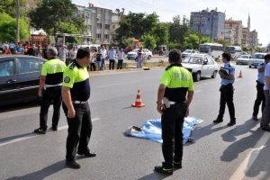 Otomobilin &ccedil;arptığı gen&ccedil; kız &ouml;ld&uuml;