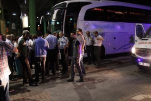 Otob&uuml;ste &ouml;ld&uuml;ğ&uuml;n&uuml; kokudan fark ettiler