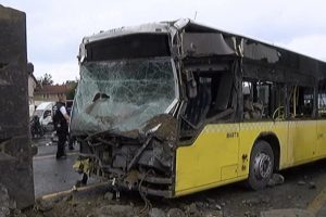 Kamyon metrob&uuml;s yoluna girdi: Yaralılar var