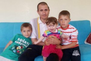 7 aylık kızıyla birlikte konuşmayı yeniden &ouml;ğrenecek