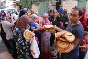 Batmanlı fırıncı m&uuml;lteci ailelere ekmek dağıtıyor