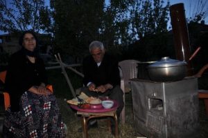 Yıkılan evlerini yanında iftar a&ccedil;tılar