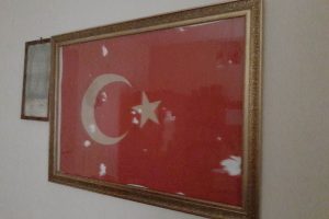 &Ccedil;&ouml;pte bulduğu bayrağı &ccedil;er&ccedil;eveletip evine astı