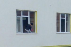 Kuran kursunun camları &ccedil;ocuğa sildirildi