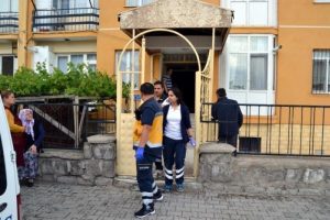 Eşi, 2 &ccedil;ocuğunu alıp evi terk edince kendini astı