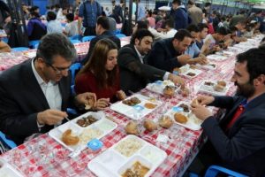 Belediyenin iftar &ccedil;adırına b&uuml;y&uuml;k ilgi