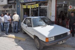 El freni &ccedil;ekilmeyen otomobil işyeri vitrinine &ccedil;arptı