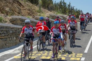 Bursalı bisiklet&ccedil;ilerin &Ccedil;anakkale &ccedil;ıkarması