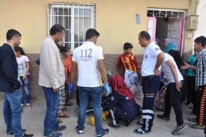 Altınlarını &ccedil;aldıkları ev sahibi kadını yaralayıp ka&ccedil;tılar