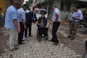 Bursa'da engelli vatandaşın ak&uuml;l&uuml; sandalye sevinci