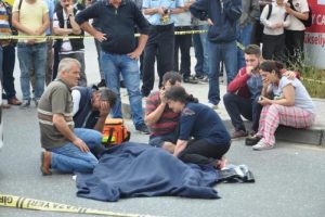 Kazada &ouml;len babalarına cesedi başında ağıt yaktılar