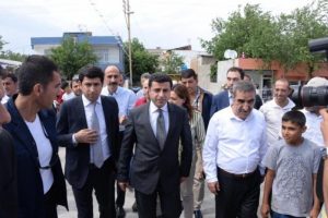 Demirtaş: "El ele verelim, &ouml;ncelikle şu akan kanı, silahları susturalım"