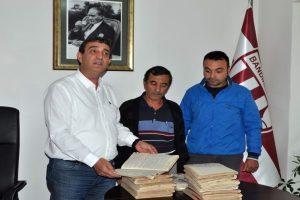 Dedesinin arşivini Bandırmaspor'a hediye etti