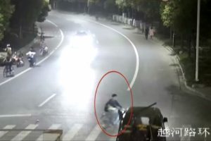 Bir anda kamyonetin altında kaldı
