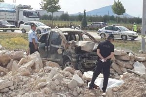 Emniyet kemeri takılı olmayan s&uuml;r&uuml;c&uuml; camdan fırlayıp &ouml;ld&uuml;