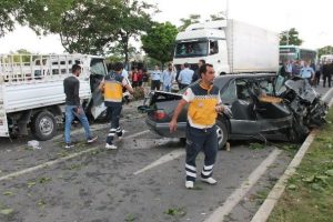 Kamyonet karşı şeride ge&ccedil;ti, iki otomobile &ccedil;arptı: 6 yaralı