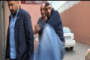 Cinayet ş&uuml;phelisinden gazeteciye tekme