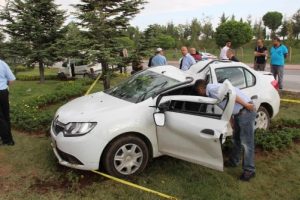 Kazada beton direk otomobilin &uuml;zerine devrildi: 1 &ouml;l&uuml;, 1 yaralı
