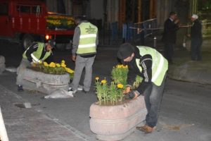 Ter&ouml;r&uuml;n izleri yıkanarak temizlendi, iş yerlerine T&uuml;rk bayrakları asıldı
